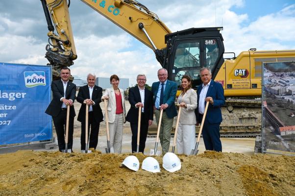 v.li.n.re. Dr. Heinz Hermann Vorstand NÖM AG, Mag. Alfred Berger Vorstand NÖM AG; Landesamtsdirektor-Stellvertreterin Mag.a Verena Sonnleitner, Mag. Michael Höllerer Generaldirektor Raiffeisen-Holding NÖ-Wien, LH-Stellvertreter Stephan Pernkopf in Vertretung von Landeshauptfrau Johanna Mikl-Leitner Bürgermeisterin der Stadt Baden Mag.a Carmen Jeitler-Cincelli,  KommR Ing. Josef Simon Vorstand NÖM AG
