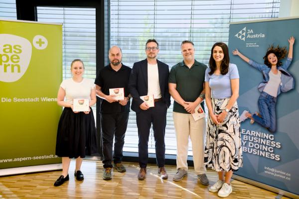 Jury-Mitglieder (v.l.n.r.): Johanna Walch (Accenture) Bernd Herger (Wiener Bildungsakademie) Martin Hesik (aspern Seestadt Einkaufsstraßen GmbH) Sebastian Schally (Accenture) und Projektleitung Milica Markovic (Junior Achievement Austria)