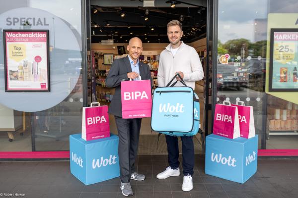 BIPA Geschäftsführer Andreas Persigehl und General Manager Wolt Joscha Domdey