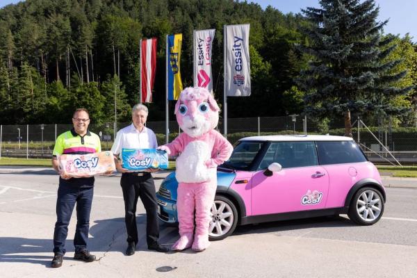 Initiative & Quality Manager Roland Garherr, Geschäftsführer Ing. Andreas Andreas und der Cosy Tiger freuen sich über sieben Jahrzehnte Cosy Toilettenpapier aus dem Werk Werk Ortmann 