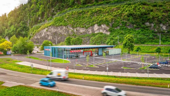 Der neue EUROSPAR in Brixlegg besticht durch einen topmodernen Außenauftritt, nachhaltige Bauweise, hochwertige Technik und innovatives Ladendesign.