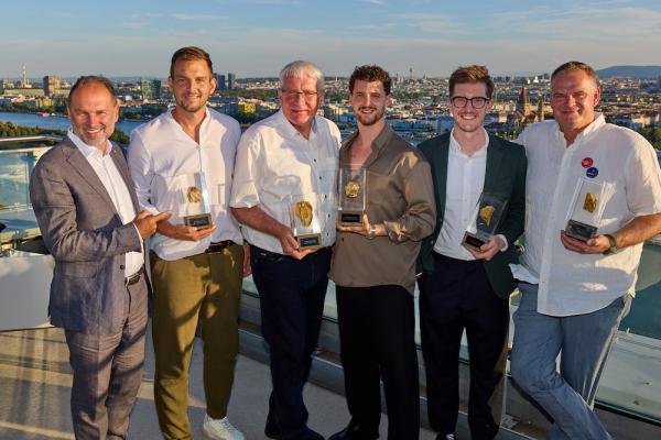 Thomas Panholzer gratulierte Gerhard Deim, Alois Gross, Thomas Kracher, Aaron Priewasser und Heinz Frischengruber