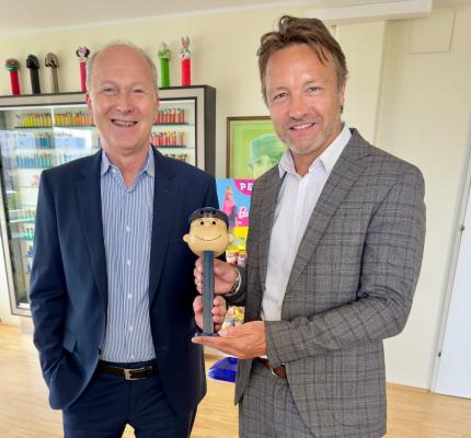 Nach mehr als 25 Jahren an der Spitze übergibt Manfred Födermayr (li.) die Führung der PEZ AG mit Anfang Juli an Leopold Hainy. 