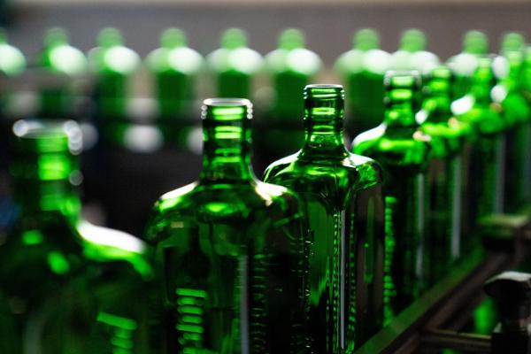 Jägermeister und Ardagh bringen die ersten Flaschen aus Grünglas aus dem NextGen-Hybridofen auf den Markt.