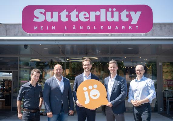 Große Freude über die neue Partnerschaft und die Ausweitung des jö Netzwerks in Vorarlberg (v.l.n.r.): Sutterlüty-Geschäftsführer Klaus Schwärzler, Daniel Drechsel und Florian Sutterlüty mit Alexander Merklein und Nikolai Scheurecker (beide Geschäftsführung jö Bonus Club).